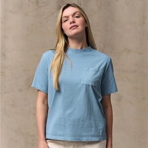 WOMEN'S SHORT SLEEVE POCKET TEE size medium - light blue